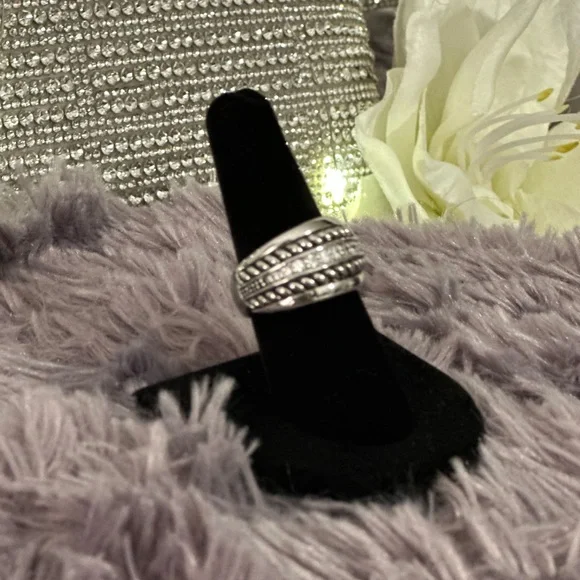 ๐ฅ LIA SOPHIA.One of their most gorgeous rings w/Crystals & Rope detailing.Size 8 - Picture 5 of 12